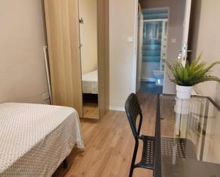 Bedroom of Flat to share in  Madrid Capital  with Heating, Washing machine and Internet