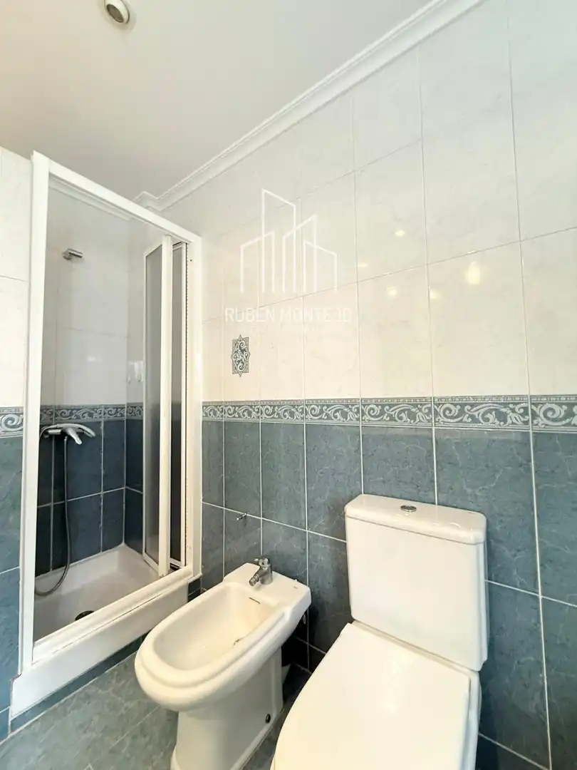 Bathroom of Flat for sale in Salamanca  with Heating, Oven and Washing machine
