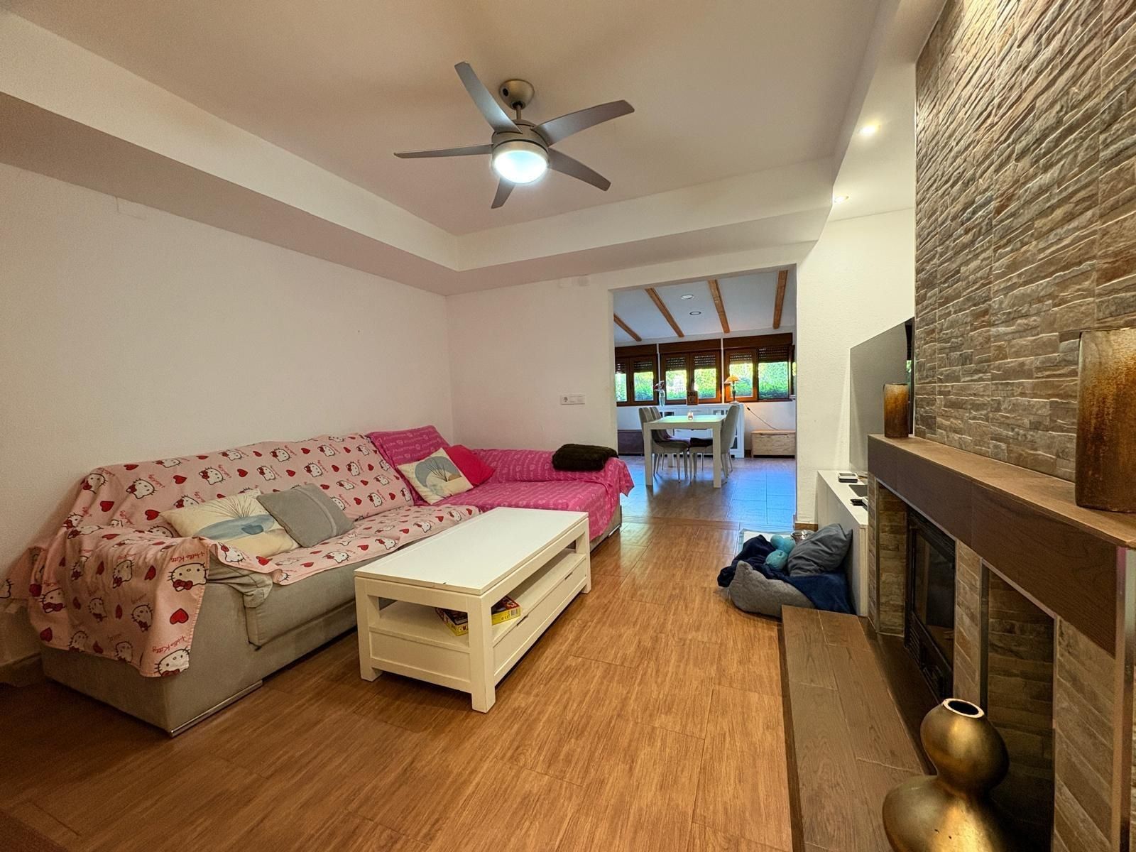 Sala d'estar de Casa adosada en venda en L'Eliana amb Aire condicionat, Calefacció i Jardí privat