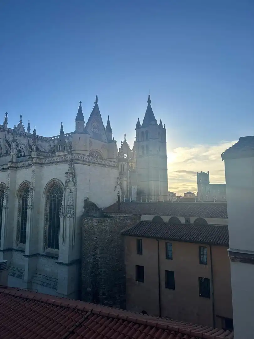Vista exterior de Àtic en venda en León Capital  amb Calefacció, Parquet i Traster