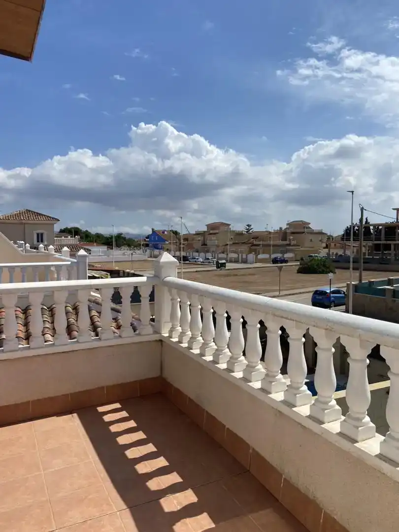 Vista exterior de Casa o xalet en venda en Los Alcázares amb Aire condicionat, Piscina i Balcó