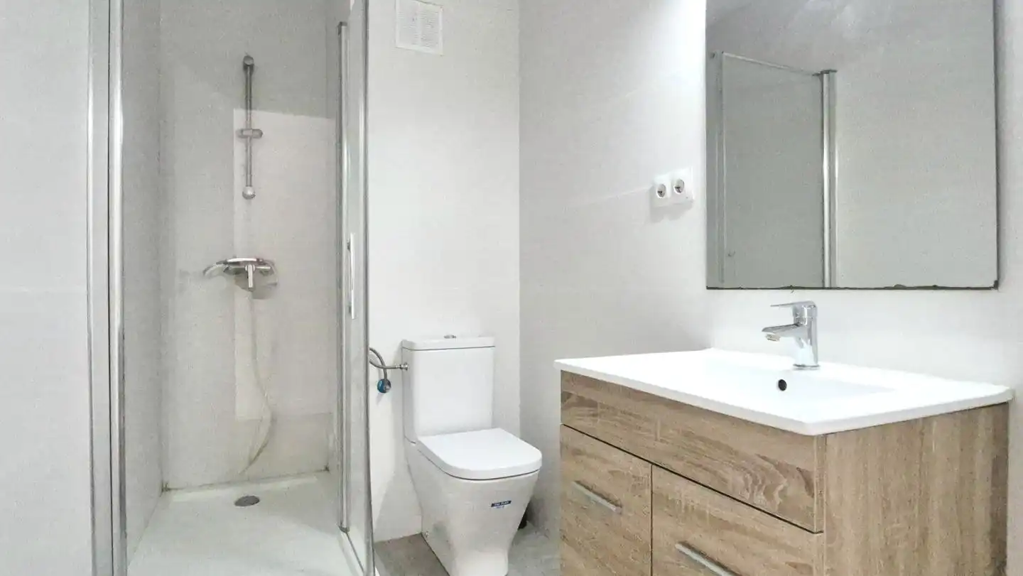 Bathroom of Flat for sale in Terrassa  with Parquet flooring and Alarm