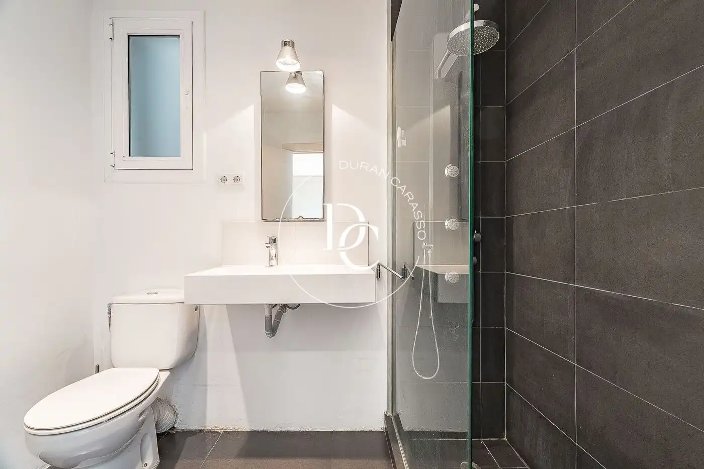 Badezimmer von Dachboden zum Verkauf in Barcelona mit Klimaanlage, Heizung und Terrasse