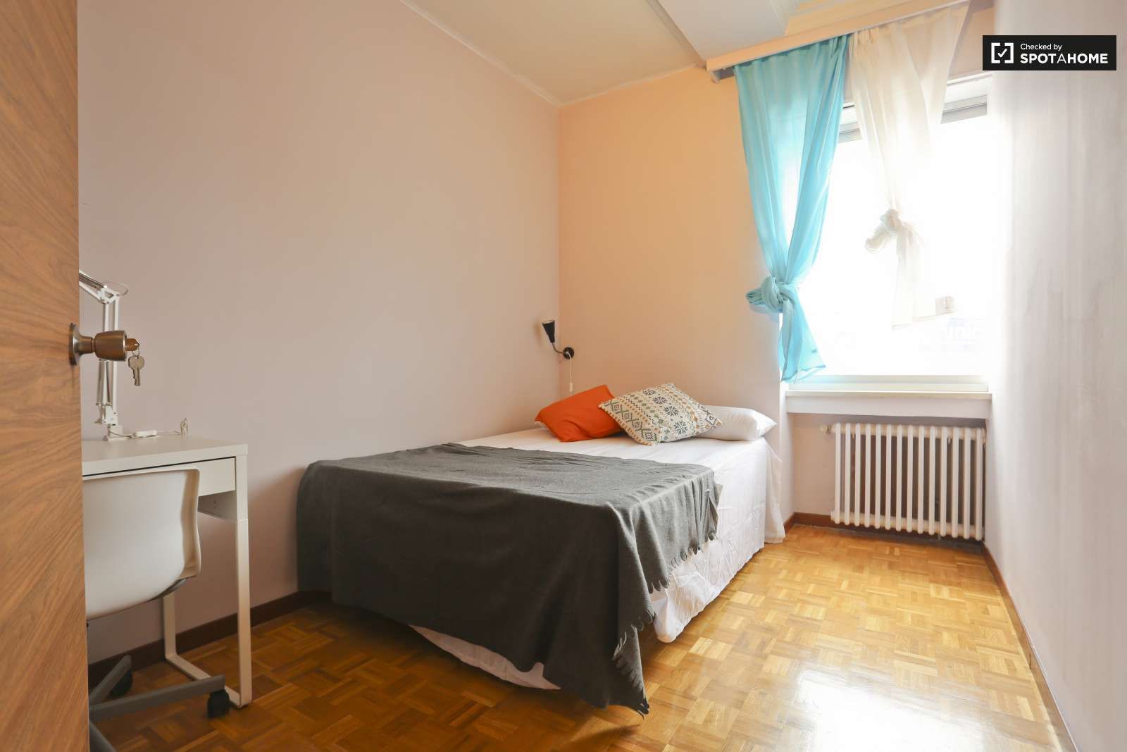Bedroom of Flat to share in  Madrid Capital  with Air Conditioner and Terrace