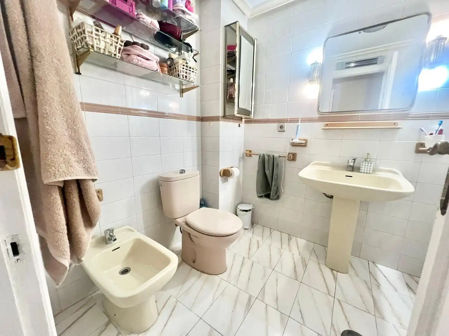 Baño de Apartamento de alquiler en Torrevieja con Terraza, Amueblado y Lavadora