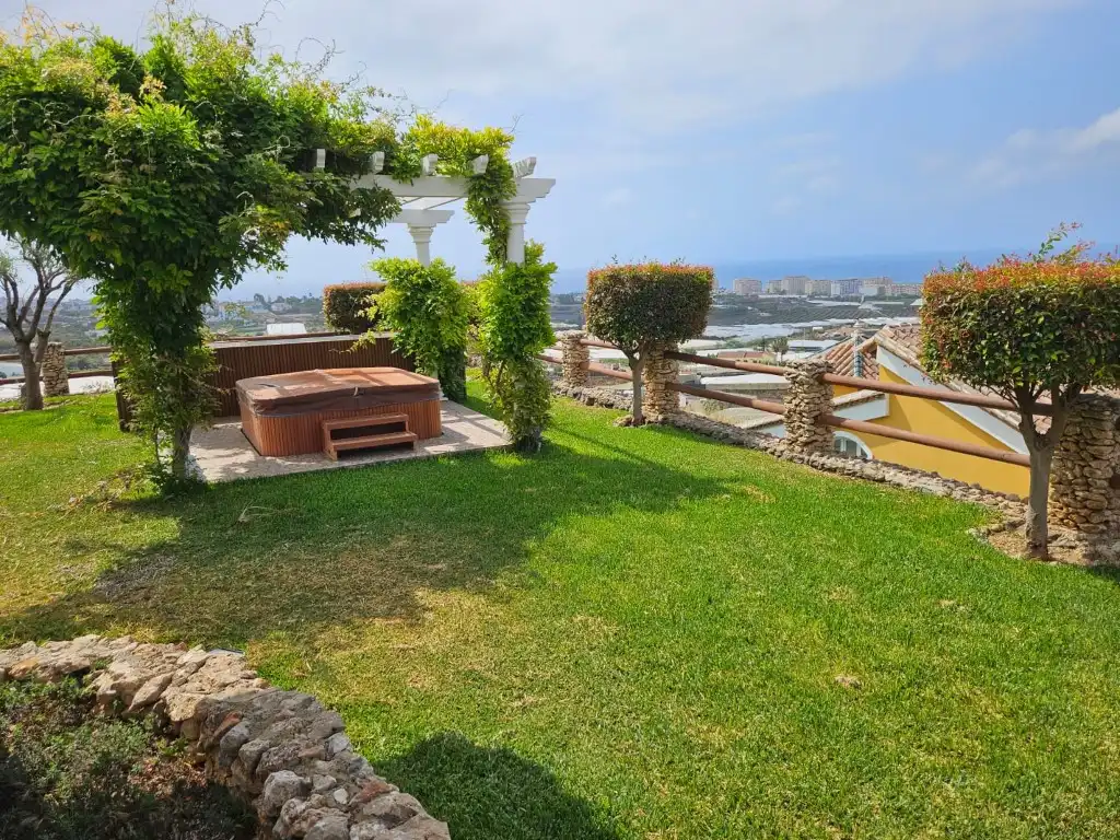 Terrassa de Casa o xalet en venda en Torrox amb Aire condicionat, Jardí privat i Terrassa