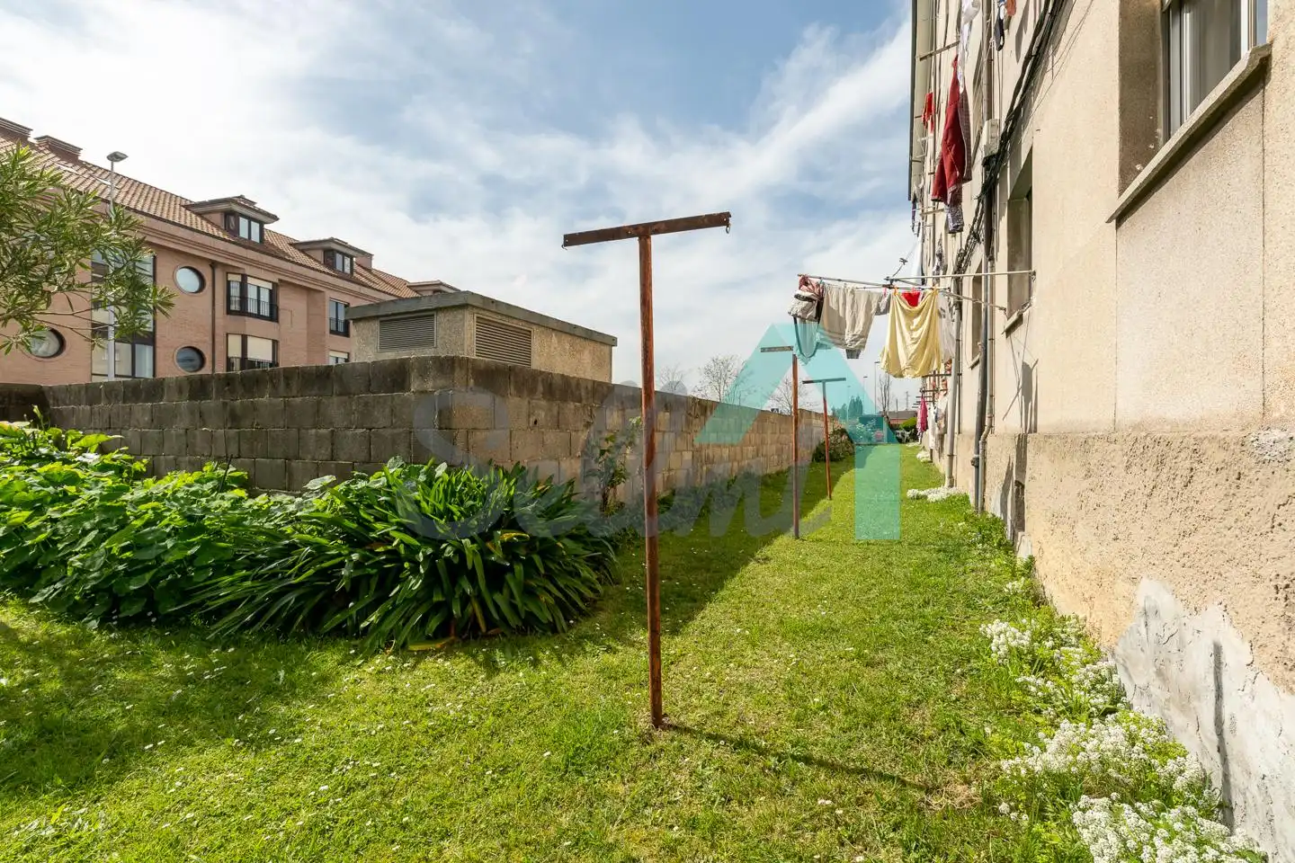 Vista exterior de Planta baja en venta en Avilés con Calefacción, Parquet y Trastero