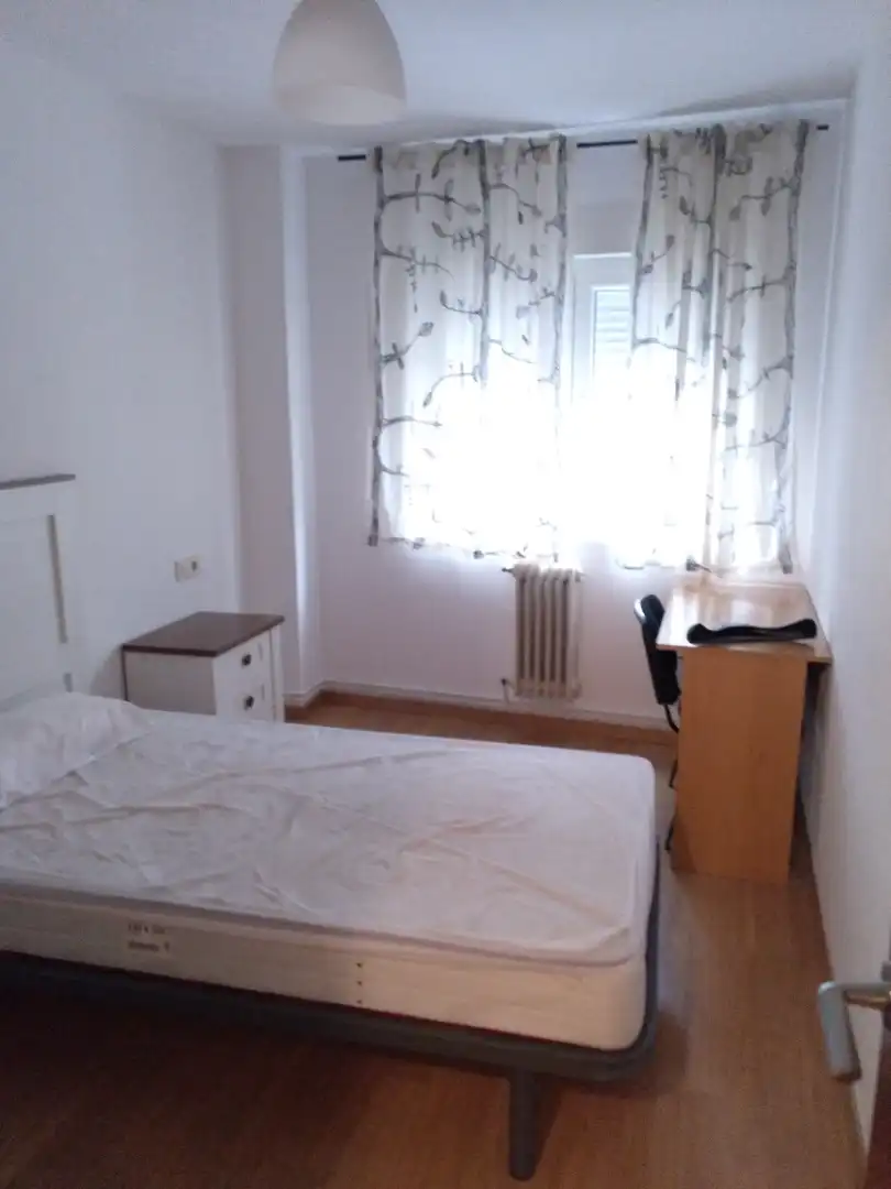 Habitación de Piso de alquiler en Santiago de Compostela  con Calefacción, Parquet y Amueblado