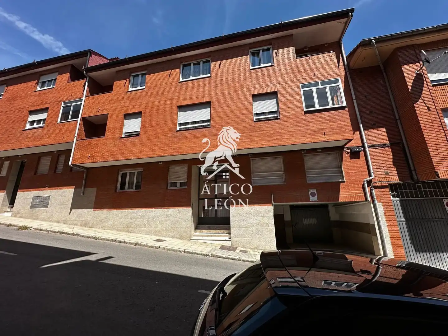 Vista exterior de Apartament en venda en León Capital  amb Calefacció, Terrassa i Traster