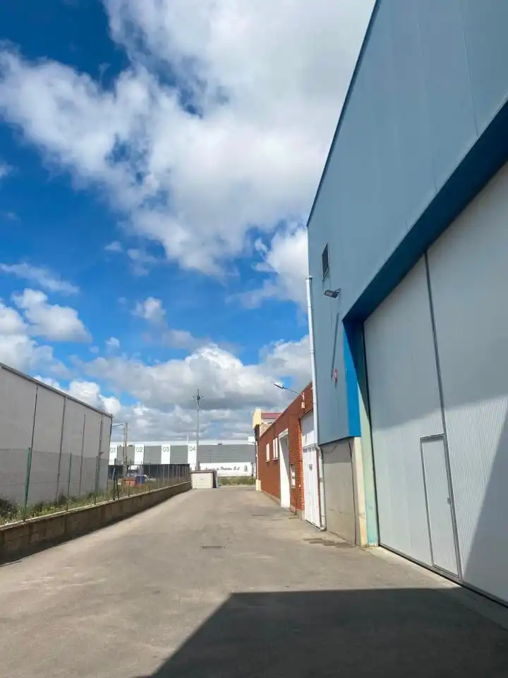 Vista exterior de Nave industrial de alquiler en Onzonilla