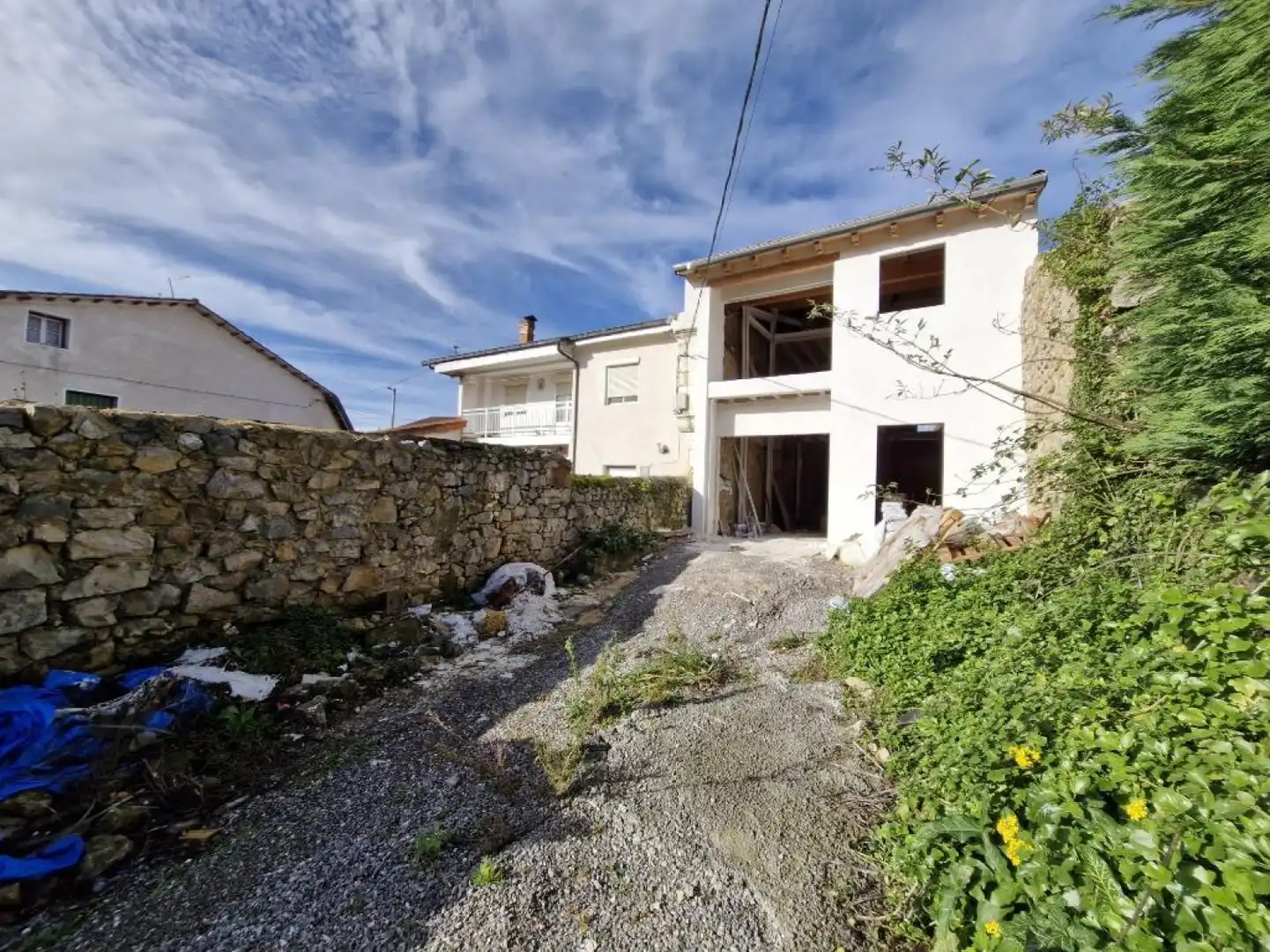 Außenansicht von Einfamilien-Reihenhaus zum Verkauf in San Felices de Buelna mit Privatgarten und Balkon