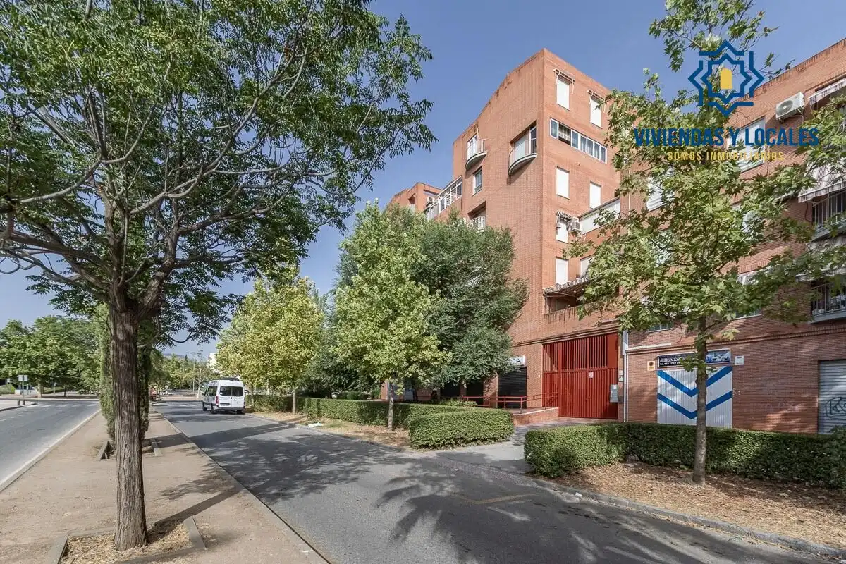 Vista exterior de Pis en venda en Granada amb Balcó