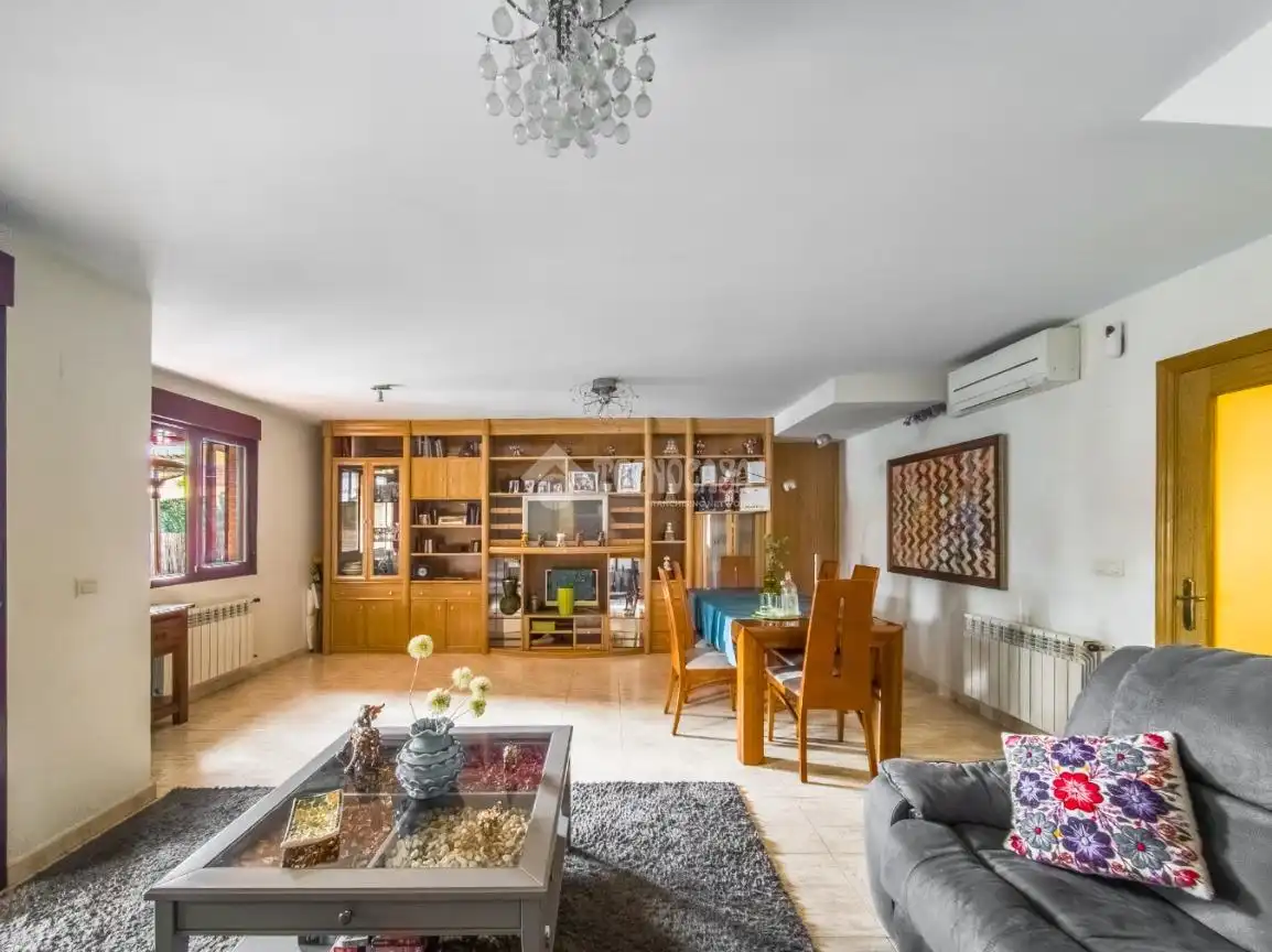 Sala d'estar de Casa adosada en venda en Rivas-Vaciamadrid amb Aire condicionat, Calefacció i Jardí privat
