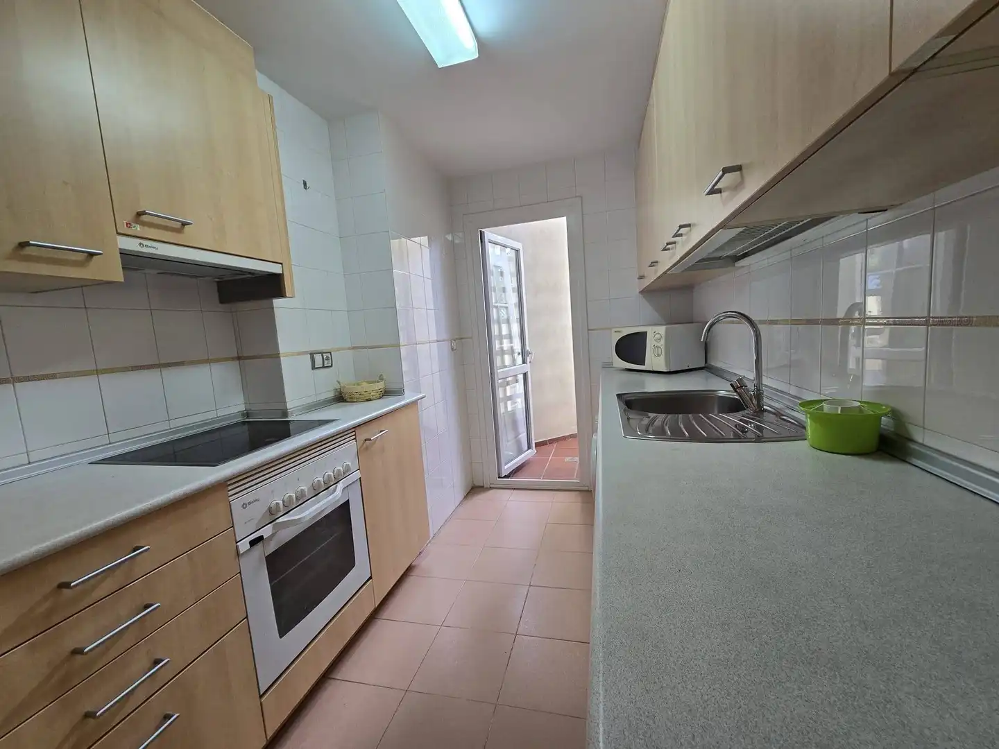 Küche von Erdgeschoss zum Verkauf in Manilva mit Klimaanlage, Terrasse und Möbliert