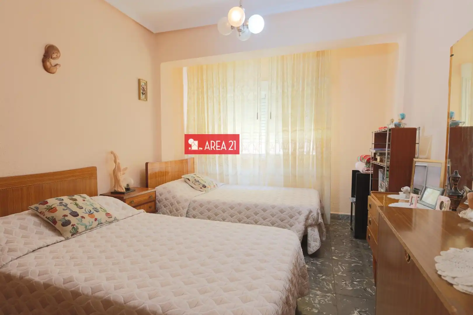 Habitación de Piso en venta en La Pobla de Vallbona con Balcón