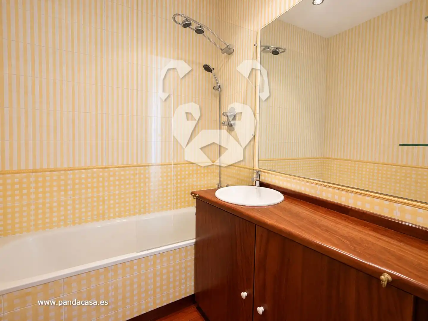 Bathroom of Flat for rent in Madrid  with Air Conditioner, Heating and Furnished
