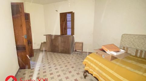 CASA EN SANT JOAN DE MORÓTe presentamos esta grandiosa casa esquinera de 550m2 construidos y dos plantas. En la planta baja encont