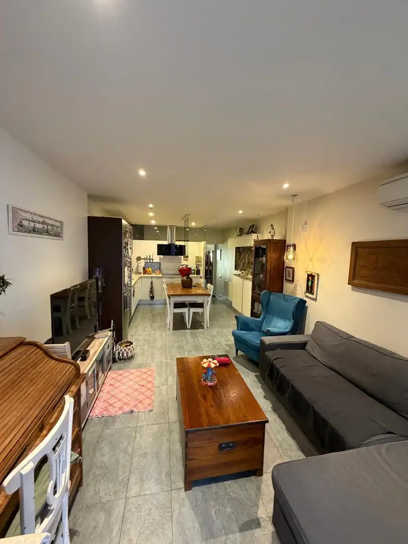 Sala d'estar de Casa o xalet en venda en Cornellà de Llobregat amb Aire condicionat, Calefacció i Terrassa