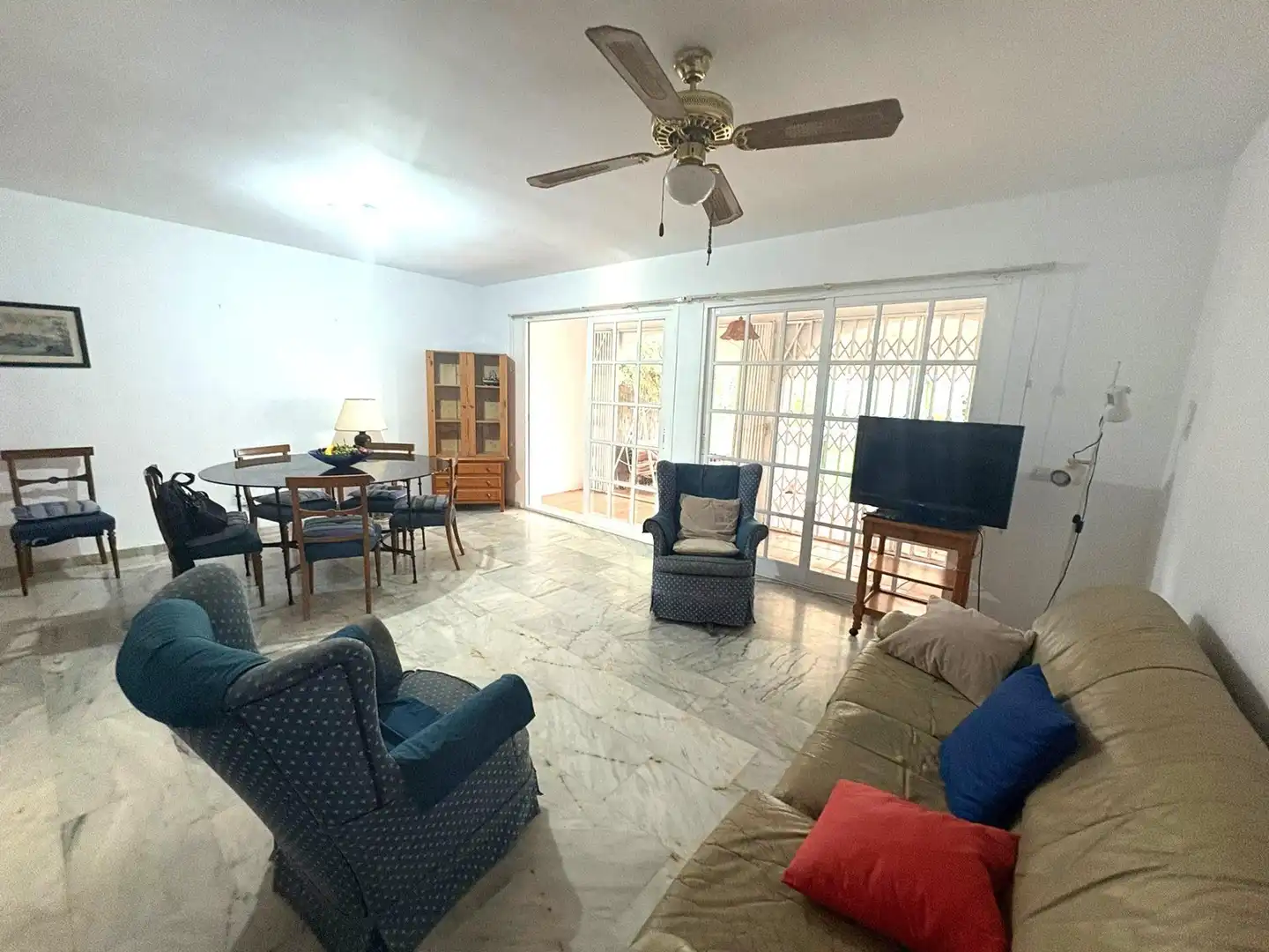 Sala d'estar de Casa adosada en venda en Fuengirola amb Aire condicionat, Jardí privat i Terrassa
