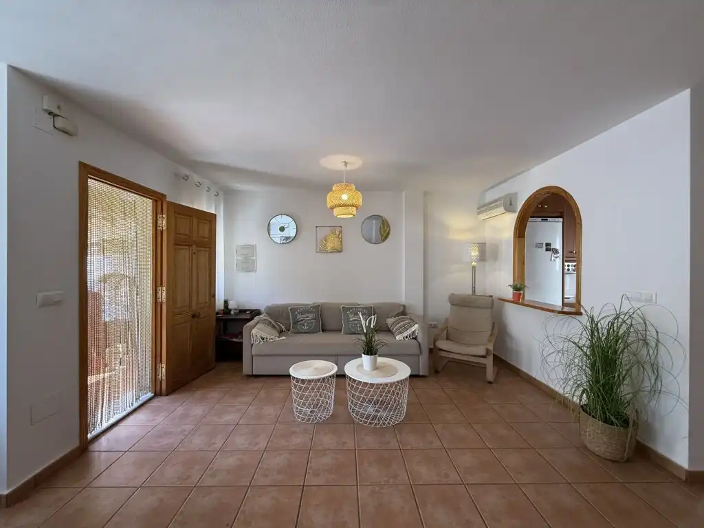 Sala d'estar de Casa adosada en venda en Orihuela amb Aire condicionat, Terrassa i Moblat