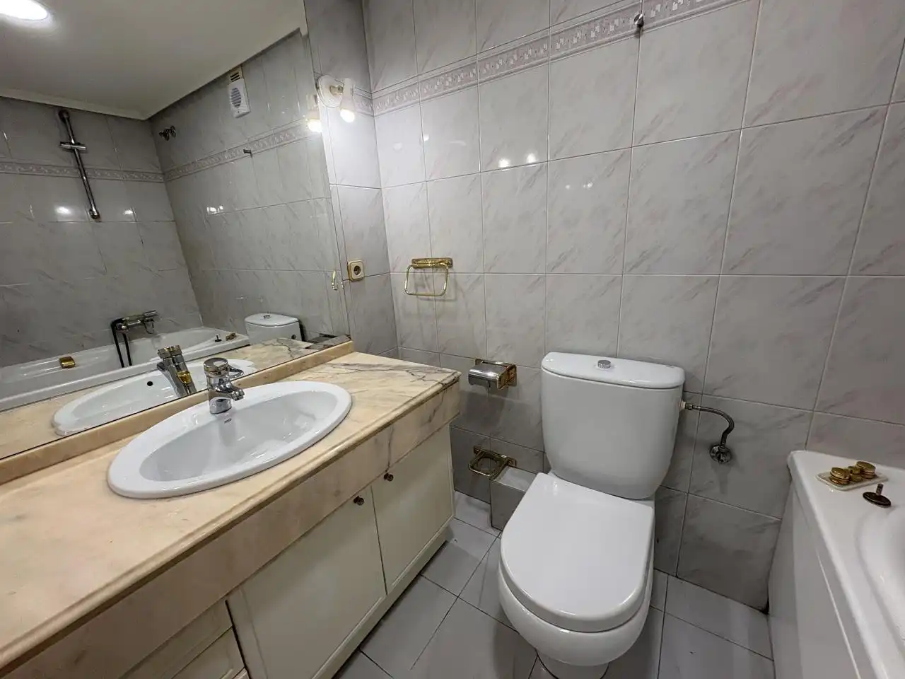 Badezimmer von Maisonette zum Verkauf in Madrid mit Heizung und Parkett