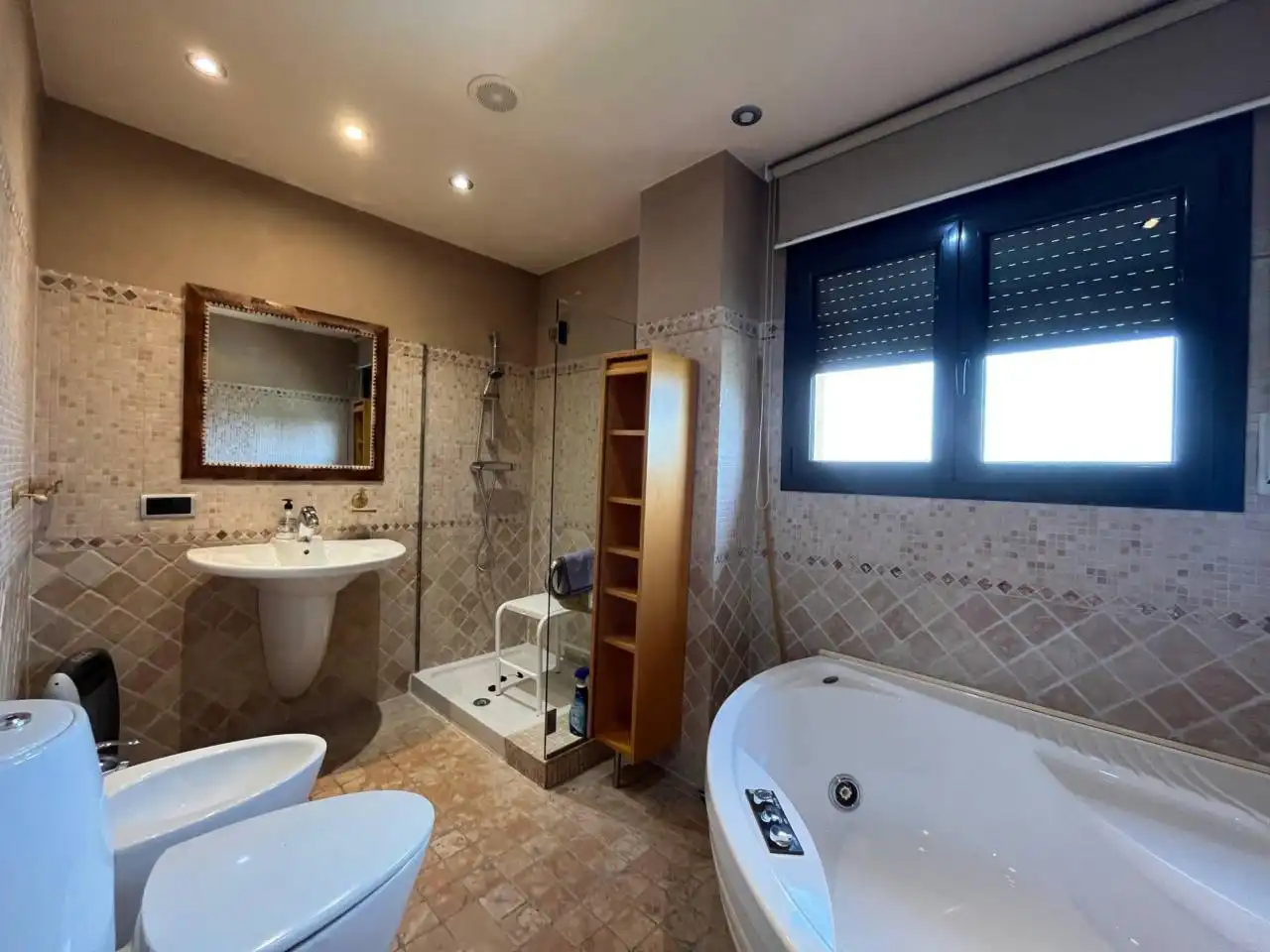 Bathroom of Houses for rent in Girona  with Air Conditioner, Heating and Terrace