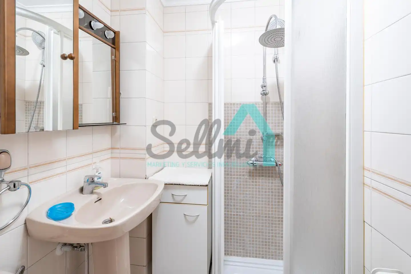 Badezimmer von Wohnung zum Verkauf in Gijón  mit Heizung und Parkett