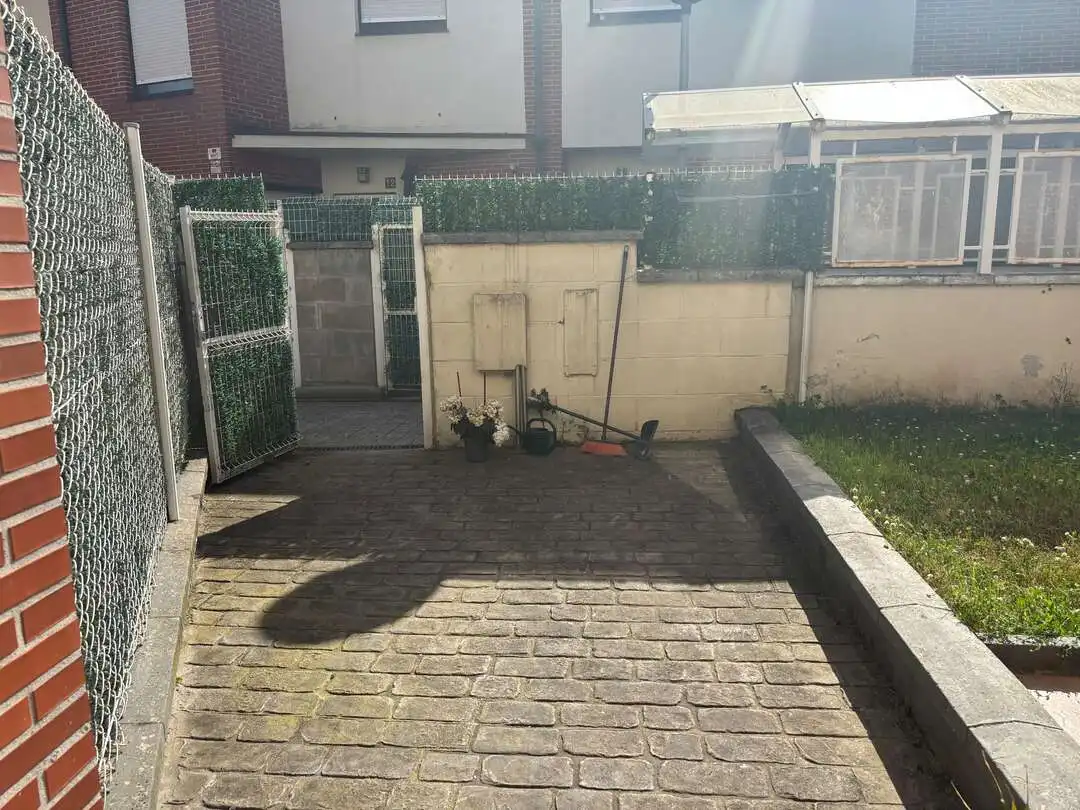 Parking de Casa adosada en venta en Piélagos con Calefacción, Jardín privado y Terraza
