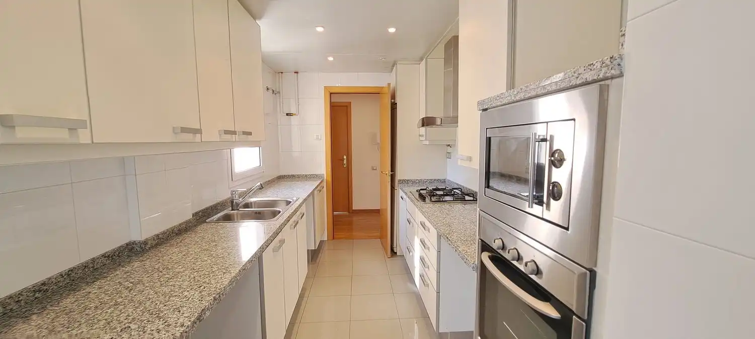 Küche von Wohnung zum Verkauf in Reus mit Klimaanlage und Parkett