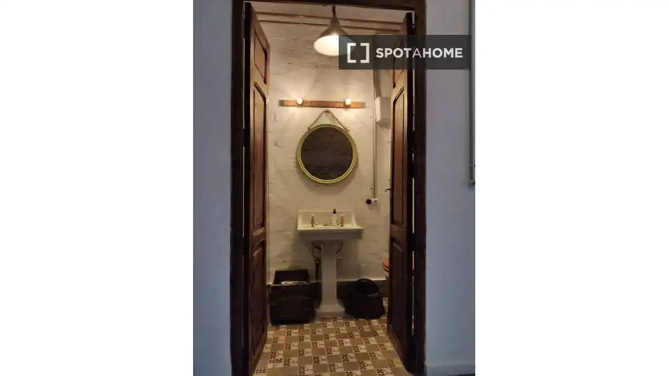 Bathroom of Flat for rent in Valencia  with Air Conditioner, Heating and Furnished