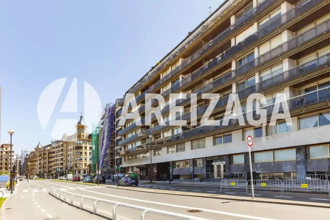 Vista exterior de Pis en venda en Donostia - San Sebastián  amb Calefacció i Terrassa