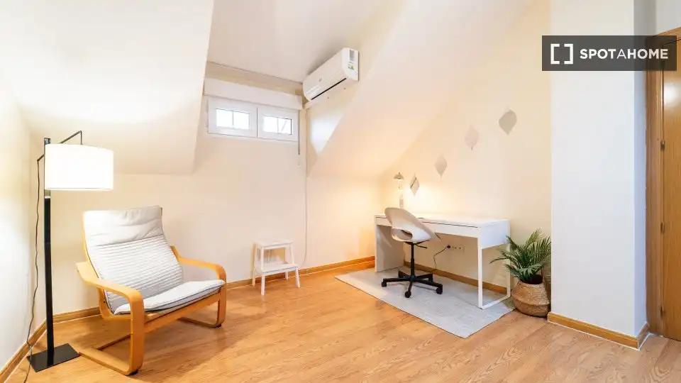Flat for share in Sevilla la Nueva  with Air Conditioner, Heating and Furnished