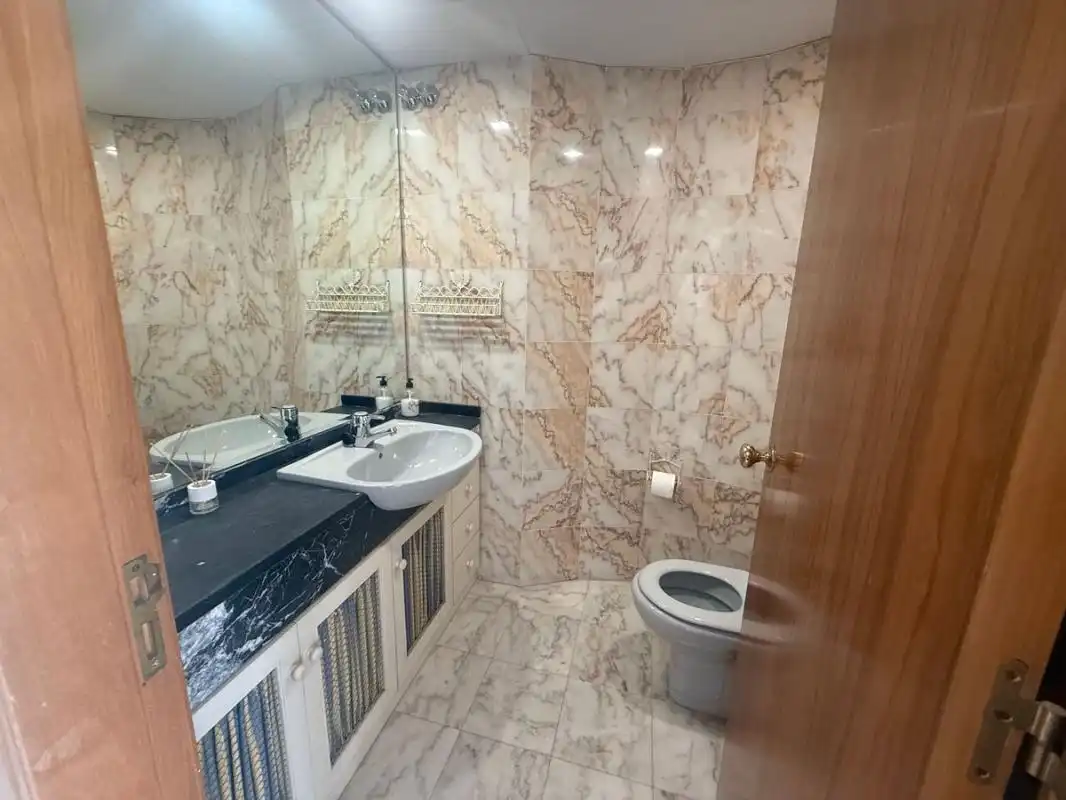 Baño de Oficina de alquiler en Marbella con Calefacción