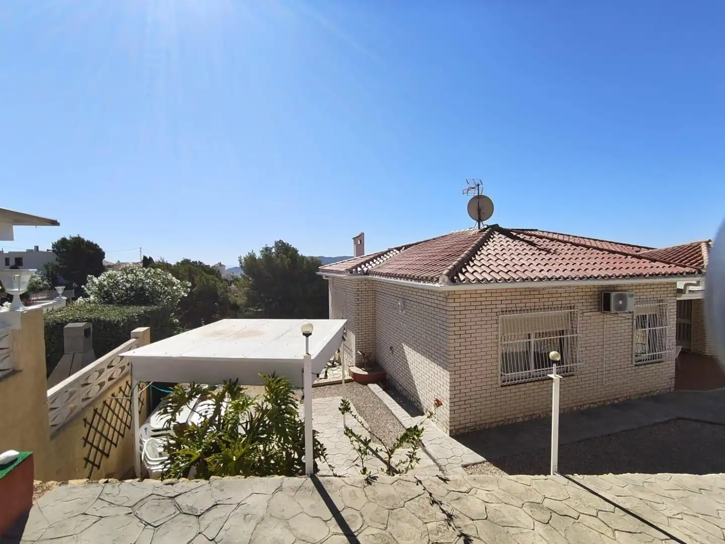Vista exterior de Casa o xalet en venda en La Nucia amb Aire condicionat, Jardí privat i Terrassa