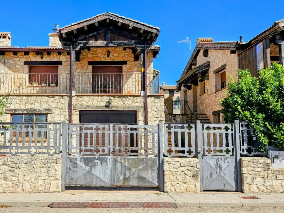Vista exterior de Casa o xalet en venda en Grajera amb Jardí privat