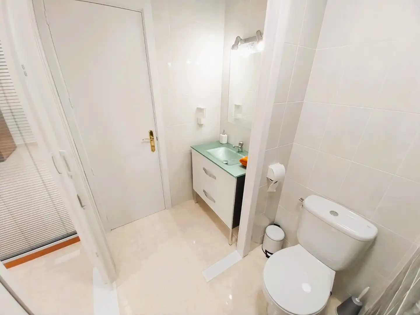 Bany de Local de lloguer en Madrid amb Aire condicionat i Calefacció