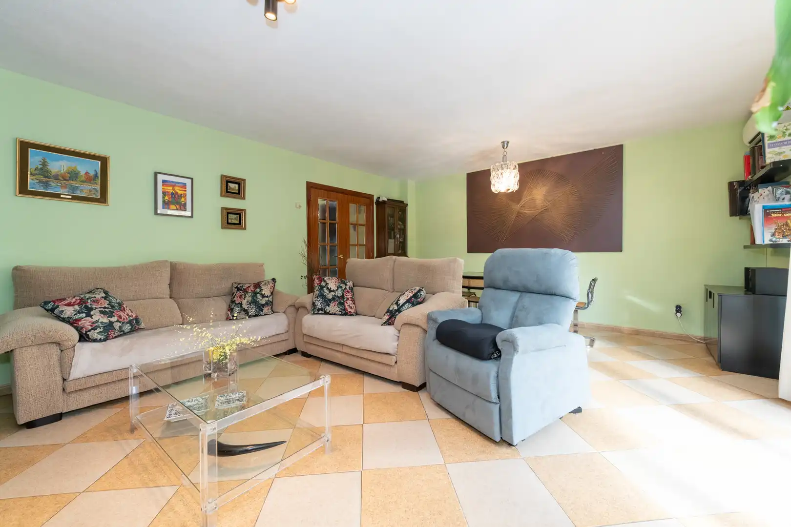 Sala d'estar de Casa adosada en venda en Villaviciosa de Odón amb Aire condicionat, Jardí privat i Terrassa