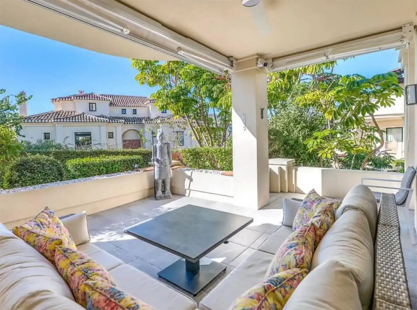 Terraza de Piso en venta en Benahavís con Aire acondicionado y Piscina