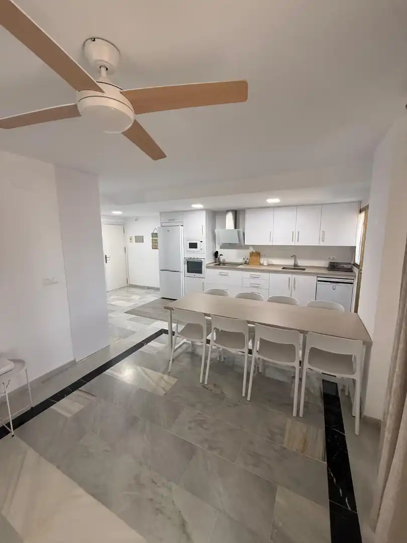 Cuina de Apartament de lloguer en Fuengirola amb Aire condicionat, Calefacció i Jardí privat