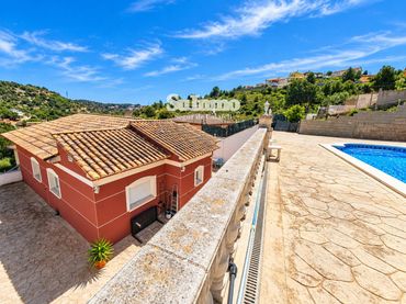 Xalet amb piscina en venda a Los Jardines-Els Rosers