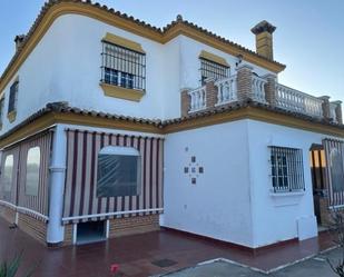 Vista exterior de Casa o xalet en venda en Chiclana de la Frontera amb Jardí privat i Terrassa