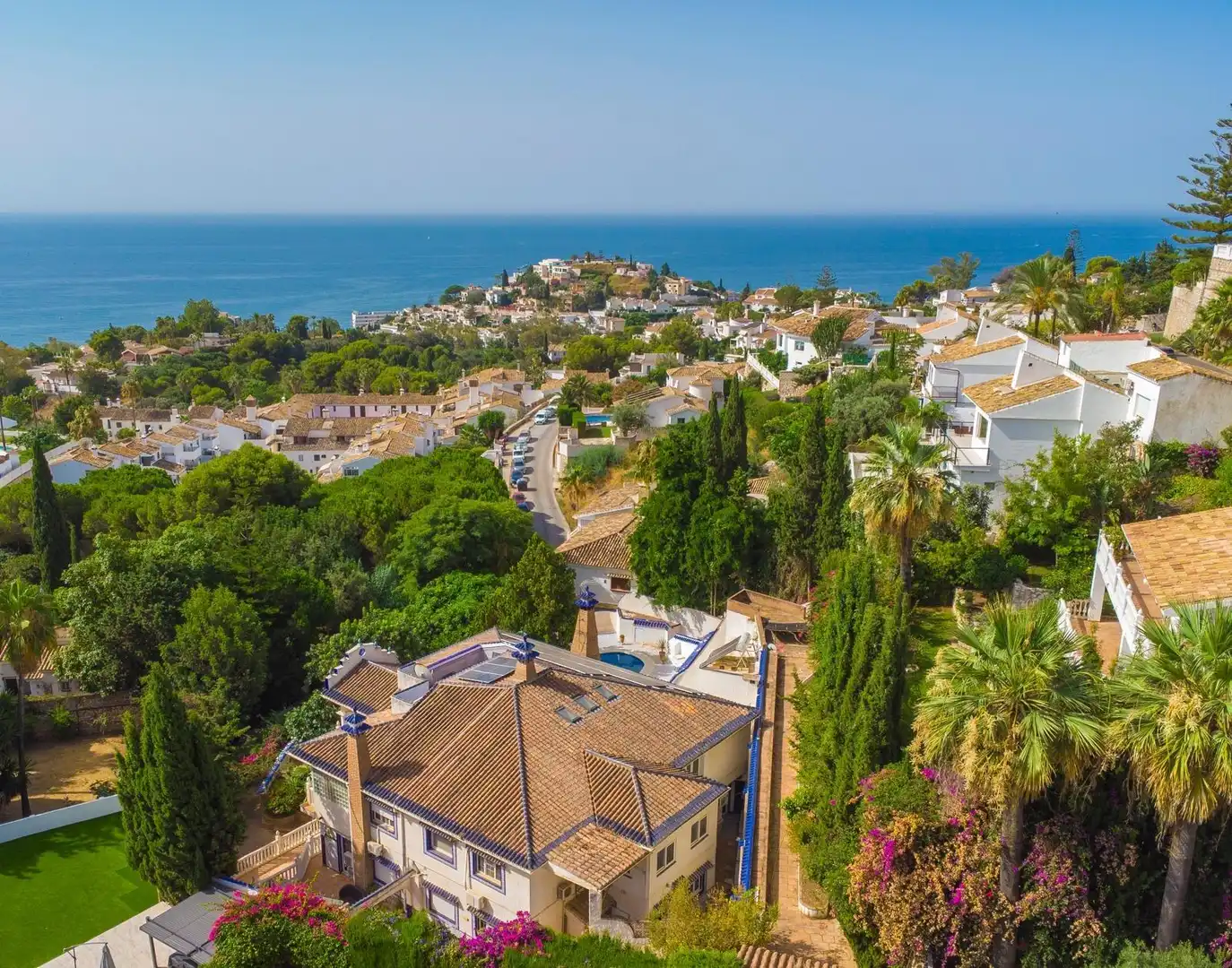 Vista exterior de Casa o xalet en venda en Benalmádena amb Aire condicionat, Jardí privat i Terrassa