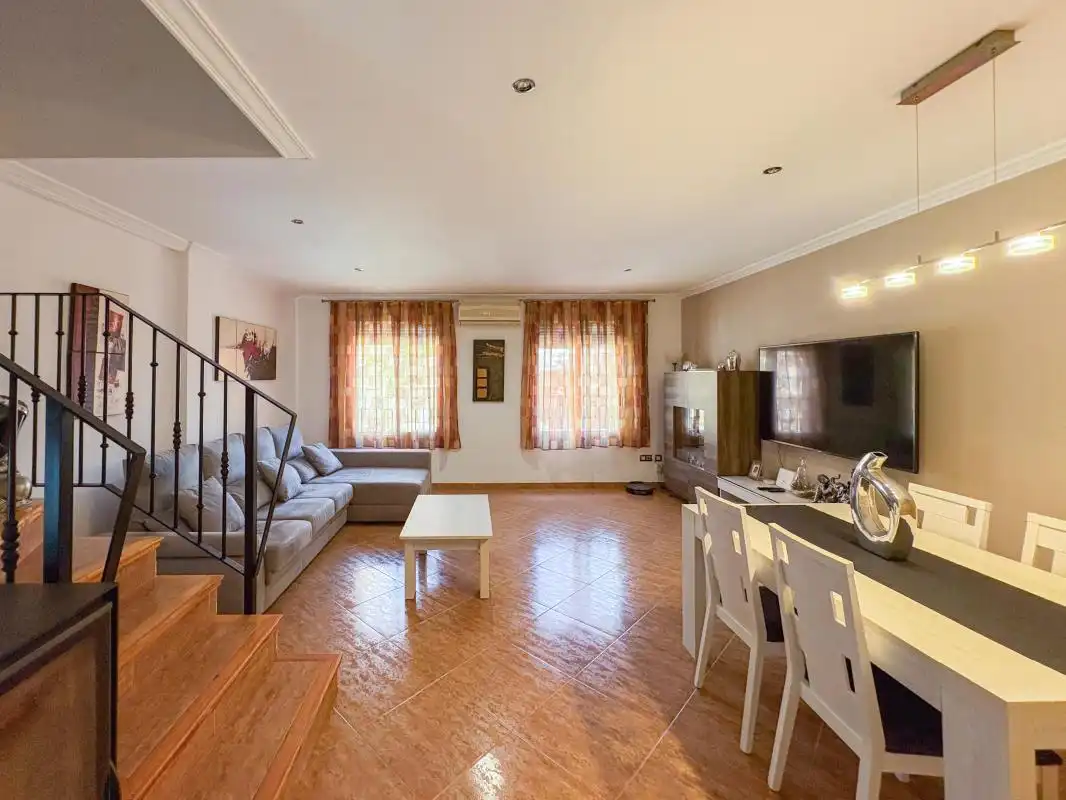 Sala d'estar de Casa adosada en venda en Sagunto / Sagunt amb Aire condicionat, Calefacció i Terrassa