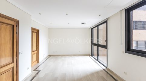 Photo 3 of Flat for rent in Calle de Henri Dunant, Nueva España, Madrid Capital