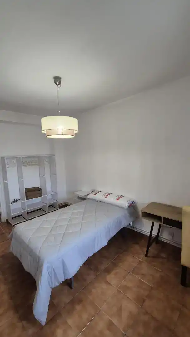 Dormitori de Pis de lloguer en Úbeda amb Traster i Balcó