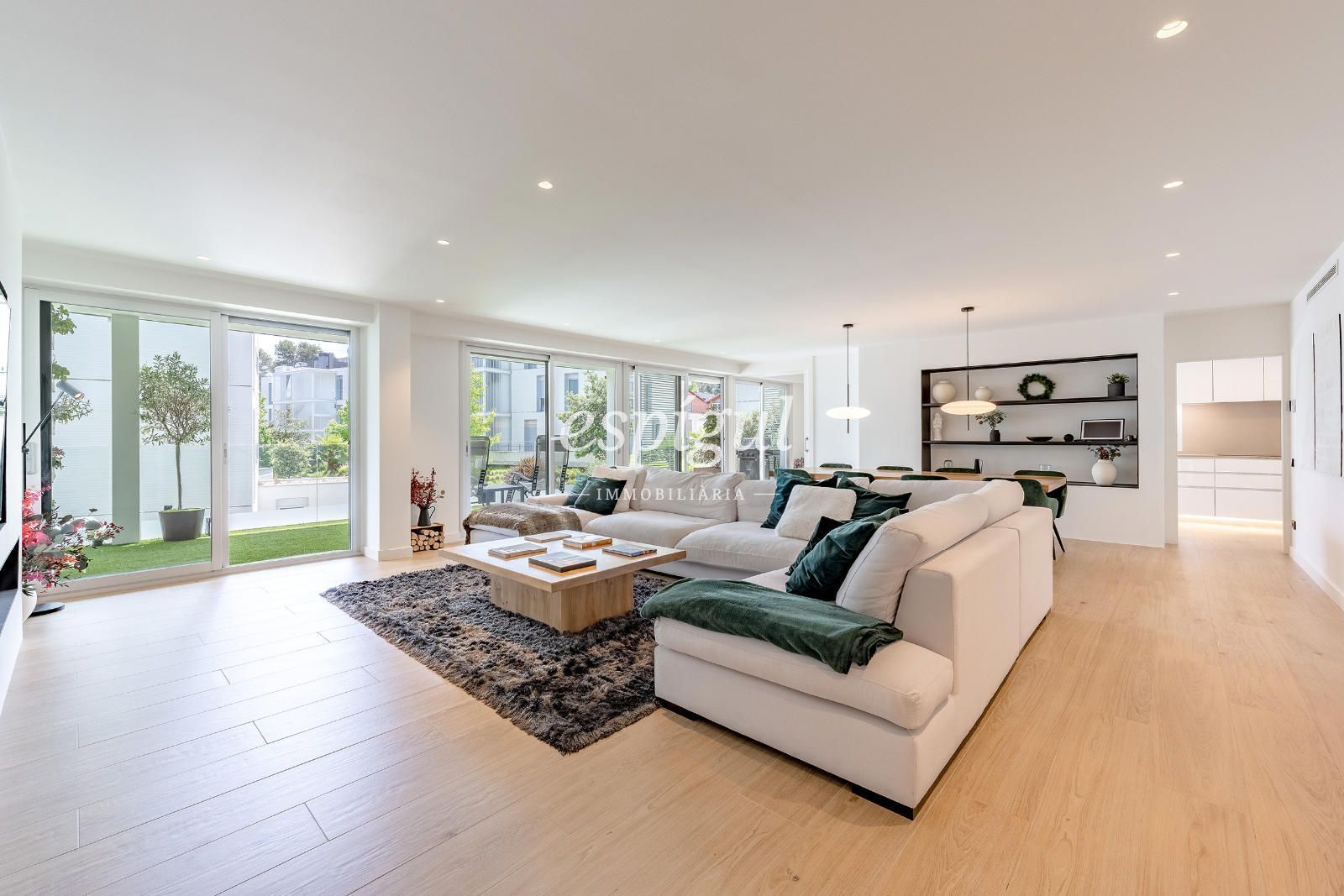 Living room of Flat for sale in Sant Cugat del Vallès  with Air Conditioner, Heating and Parquet flooring