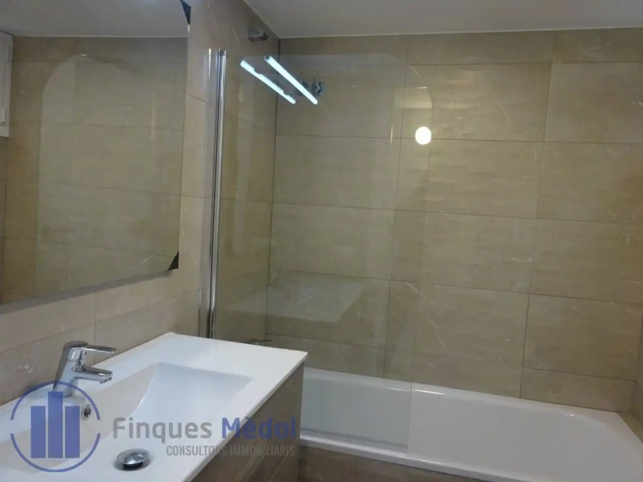 Baño de Ático de alquiler en Tarragona con Aire acondicionado, Calefacción y Parquet