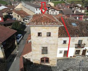 Vista exterior de Casa adosada en venda en Cabrales amb Jardí privat