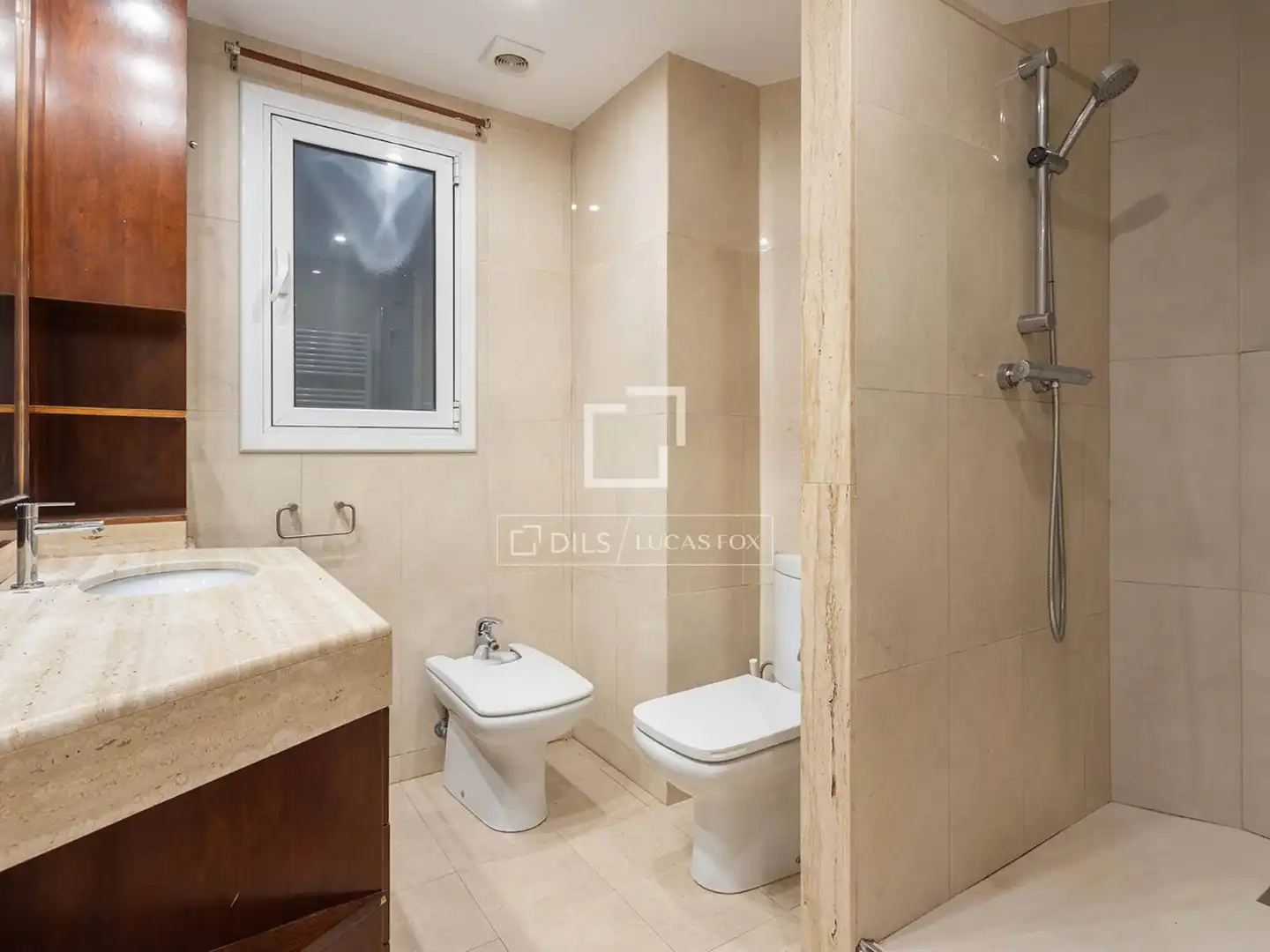 Badezimmer von Wohnung zum Verkauf in Barcelona mit Klimaanlage und Heizung