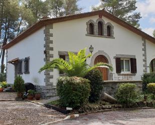 Vista exterior de Finca rústica en venda en Begues amb Calefacció, Jardí privat i Traster